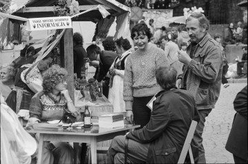 czarnobiała fotografia, lata siedemdziesiąte dwudziestego wieku, targ w&nbsp;kazimierzu dolnym nad wisłą