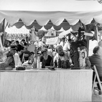 czarnobiała fotografia, lata siedemdziesiąte dwudziestego wieku, targ w&nbsp;kazimierzu dolnym nad wisłą