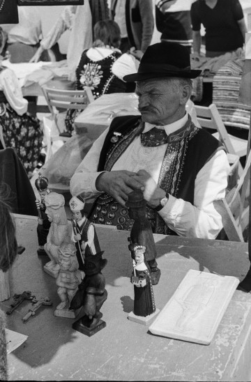 czarnobiała fotografia, lata siedemdziesiąte dwudziestego wieku, targ w&nbsp;kazimierzu dolnym nad wisłą