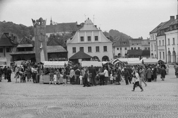 czarnobiała fotografia, lata siedemdziesiąte dwudziestego wieku, targ w&nbsp;kazimierzu dolnym nad wisłą