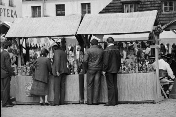 czarnobiała fotografia, lata siedemdziesiąte dwudziestego wieku, targ w&nbsp;kazimierzu dolnym nad wisłą