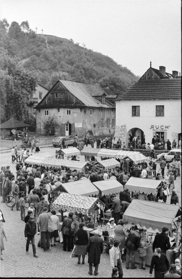 czarnobiała fotografia, lata siedemdziesiąte dwudziestego wieku, targ w&nbsp;kazimierzu dolnym nad wisłą