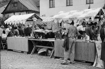 czarnobiała fotografia, lata siedemdziesiąte dwudziestego wieku, targ w&nbsp;kazimierzu dolnym nad wisłą