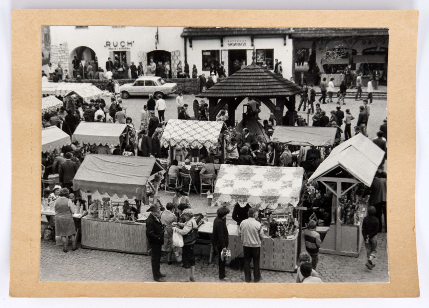 czarnobiała fotografia, lata siedemdziesiąte dwudziestego wieku, targ w&nbsp;kazimierzu dolnym nad wisłą