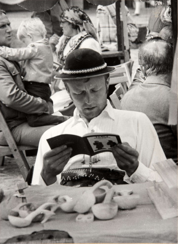 czarnobiała fotografia, lata siedemdziesiąte dwudziestego wieku, targ w&nbsp;kazimierzu dolnym nad wisłą