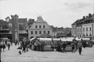 czarnobiała fotografia, lata siedemdziesiąte dwudziestego wieku, targ w&nbsp;kazimierzu dolnym nad wisłą