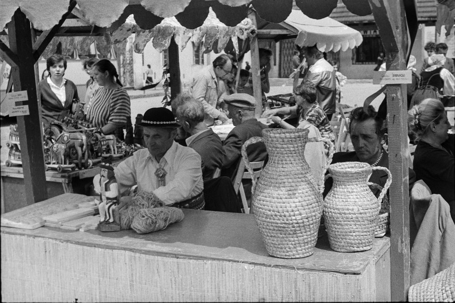 czarnobiała fotografia, lata siedemdziesiąte dwudziestego wieku, targ w&nbsp;kazimierzu dolnym nad wisłą