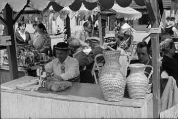 czarnobiała fotografia, lata siedemdziesiąte dwudziestego wieku, targ w&nbsp;kazimierzu dolnym nad wisłą