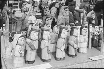 czarnobiała fotografia, lata siedemdziesiąte dwudziestego wieku, targ w&nbsp;kazimierzu dolnym nad wisłą