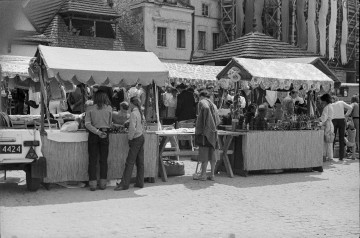 czarnobiała fotografia, lata siedemdziesiąte dwudziestego wieku, targ w&nbsp;kazimierzu dolnym nad wisłą
