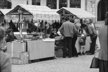 czarnobiała fotografia, lata siedemdziesiąte dwudziestego wieku, targ w&nbsp;kazimierzu dolnym nad wisłą