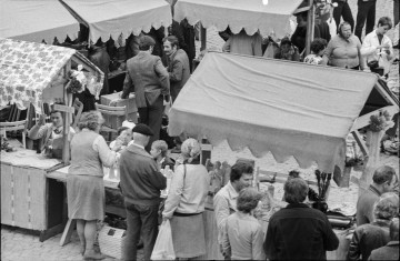 czarnobiała fotografia, lata siedemdziesiąte dwudziestego wieku, targ w&nbsp;kazimierzu dolnym nad wisłą