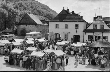 czarnobiała fotografia, lata siedemdziesiąte dwudziestego wieku, targ w&nbsp;kazimierzu dolnym nad wisłą