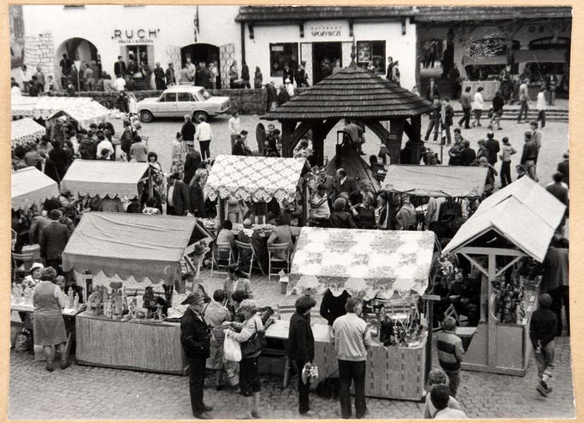 czarnobiała fotografia, lata siedemdziesiąte dwudziestego wieku, targ w&nbsp;kazimierzu dolnym nad wisłą