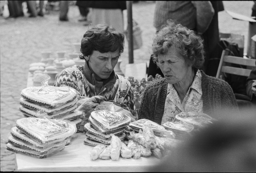 czarnobiała fotografia, lata siedemdziesiąte dwudziestego wieku, targ w&nbsp;kazimierzu dolnym nad wisłą